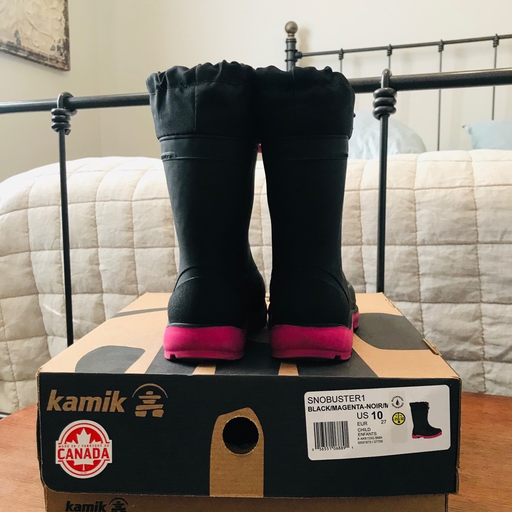 Black & Magenta Snow Boots